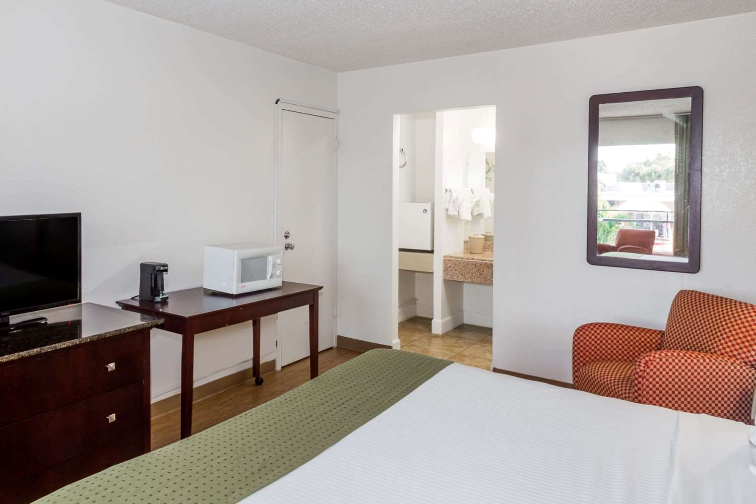 Days Inn By Wyndham St. Petersburg / Tampa Bay Area Pinellas Park Exterior photo