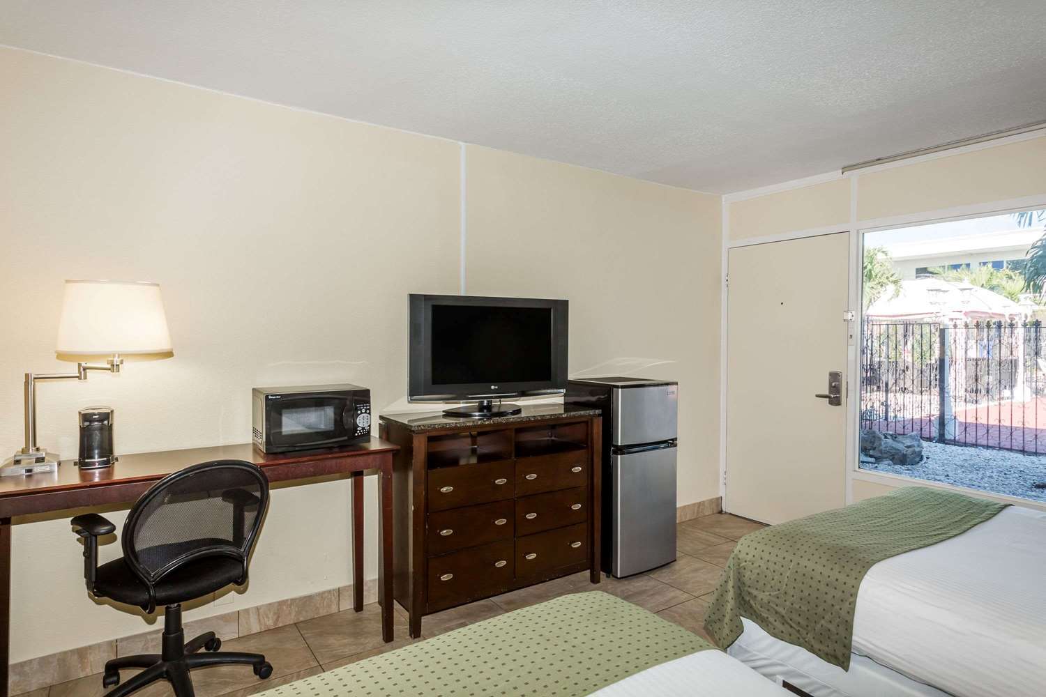 Days Inn By Wyndham St. Petersburg / Tampa Bay Area Pinellas Park Exterior photo